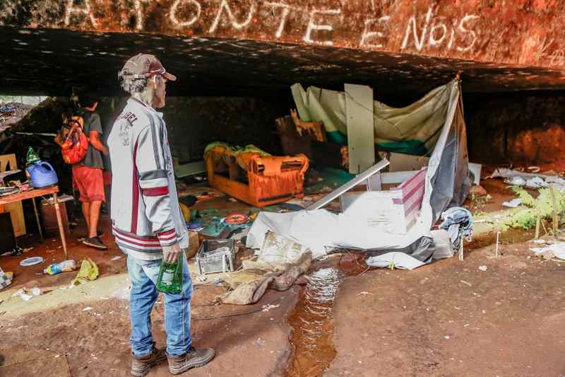 Moradores de rua foram retirados de seus barracos