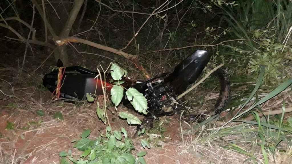 A moto ficou totalmente destruída.(Foto: Cido Costa).