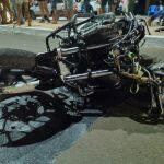 Acidente aconteceu durante a madrugada e Honda Twister ficou destruída