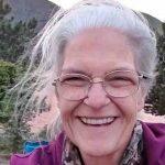 Linda Almond morreu minutos após transmitir casa sendo tomada pela água