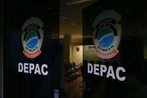 Multidão no local precisou se contida com bastão policial