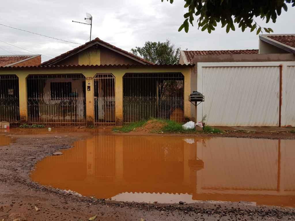 Rua desnivelada deixa até poças d'água | Foto: Mariane Chianezi
