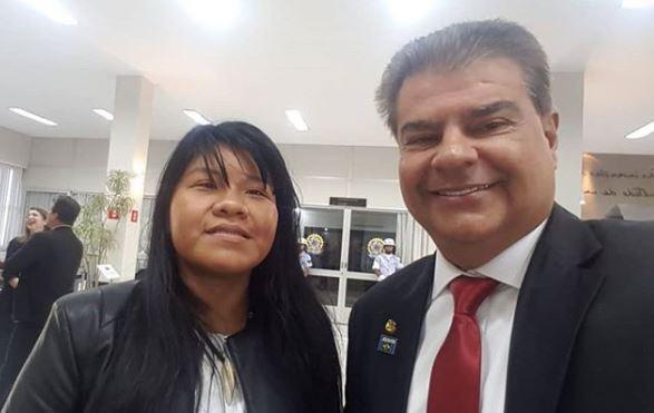 Nelsinho em embarque com Ysani Kalapalo (Reprodução Instagram)