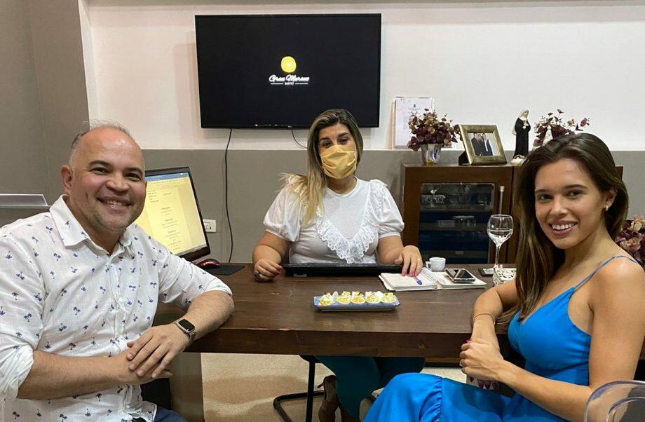Antonio à esquerda e Nathália de azul fechando buffet nesta quarta (18)