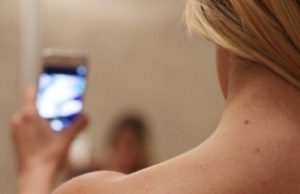 Conheceu pela internet e acabou chantageado após mandar nudes e ter conversas picantes