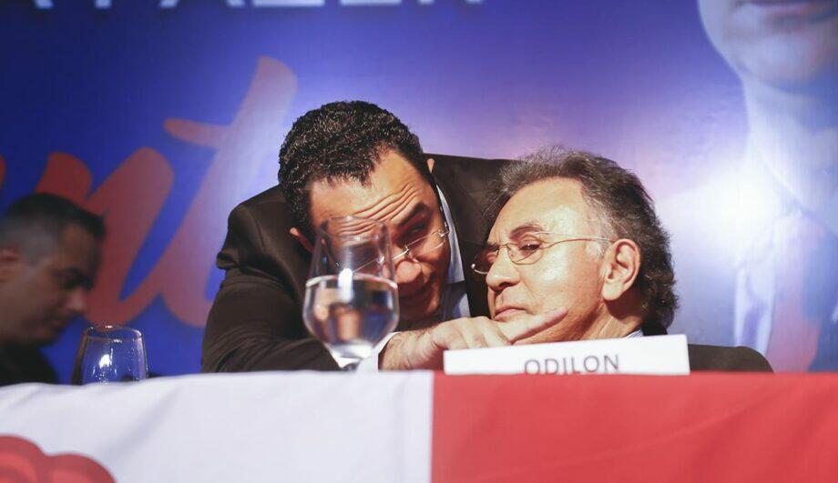 Odilon Junior conversa com o pai durante evento do PDT. (Henrique Kawaminami