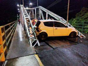 Veículo ficou atravessado na Ponte Velha. (O Pantaneiro