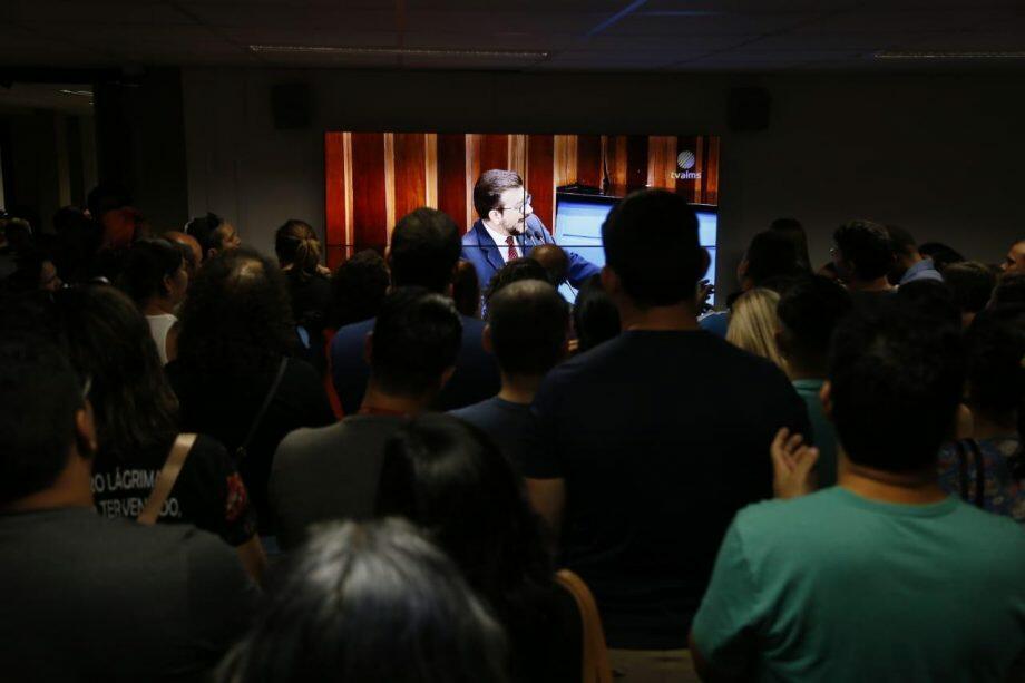 Servidores da educação acompanham sessão em telão na Assembleia Legislativa. (Foto: Marcos Ermínio)