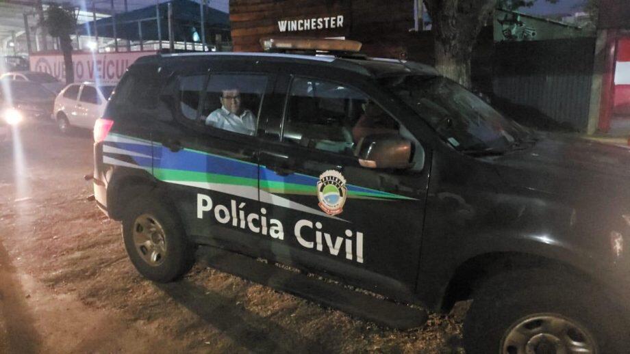 Vereador Pedro Pepa dentro da viatura da Polícia Civil (Foto: Renato Giansante