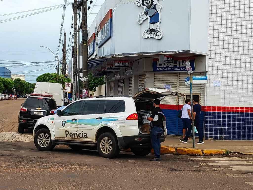 Perícia junto com a Polícia Civil nesta segunda-feira