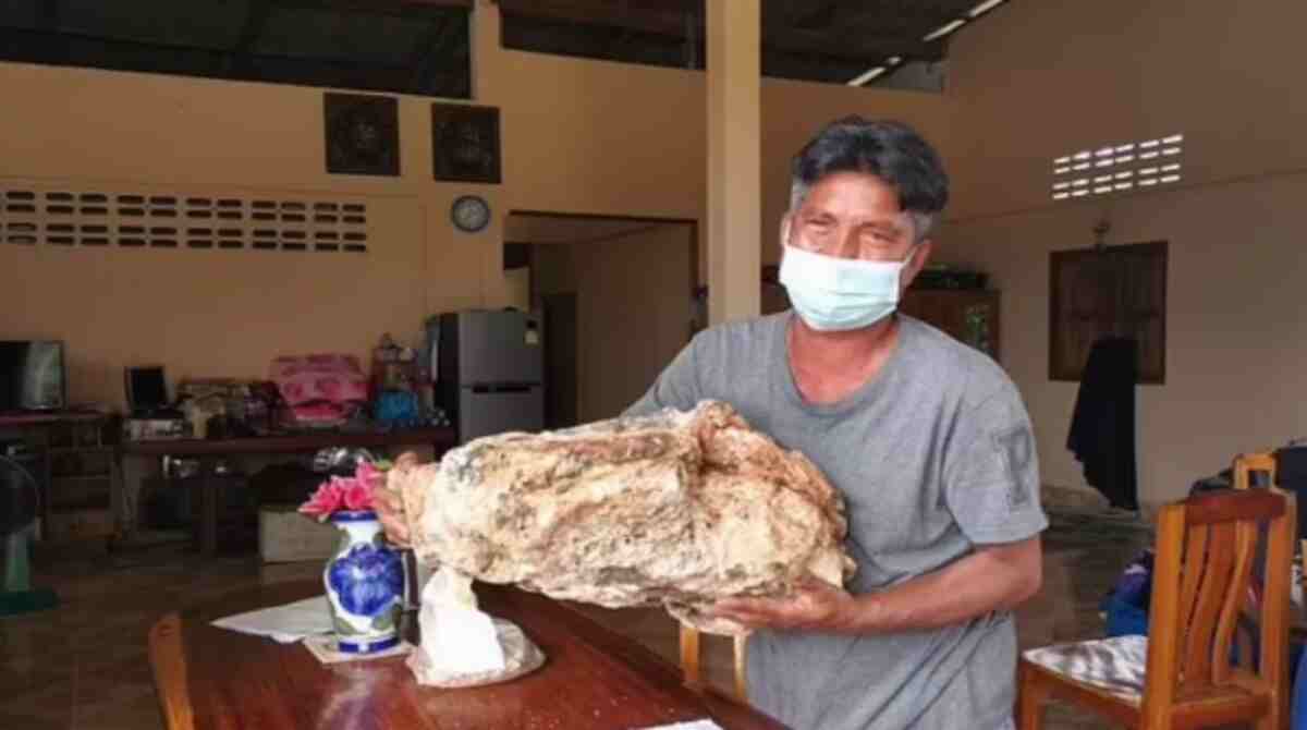Pescador exibe com orgulho vômito que pode mudar sua vida
