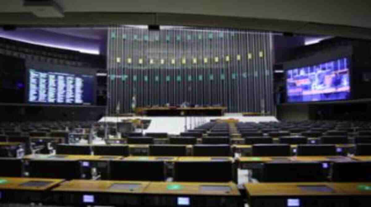 Câmara dos Deputados começa a analisar proposta que multa divulgação de fake news sobre Covid-19