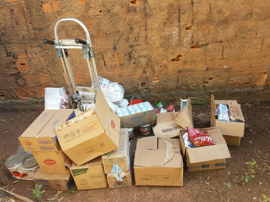 Mercadorias estavam em quintal da casa do suspeito de roubar a carga. (Foto: Polícia Civil)
