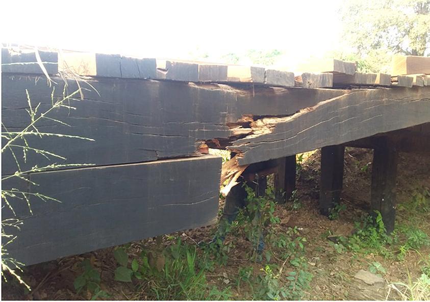 Ponte de madeira foi interditada por danos estruturais. (Agesul