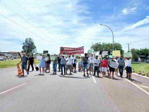 Manifestantes pedem sinalização na avenida