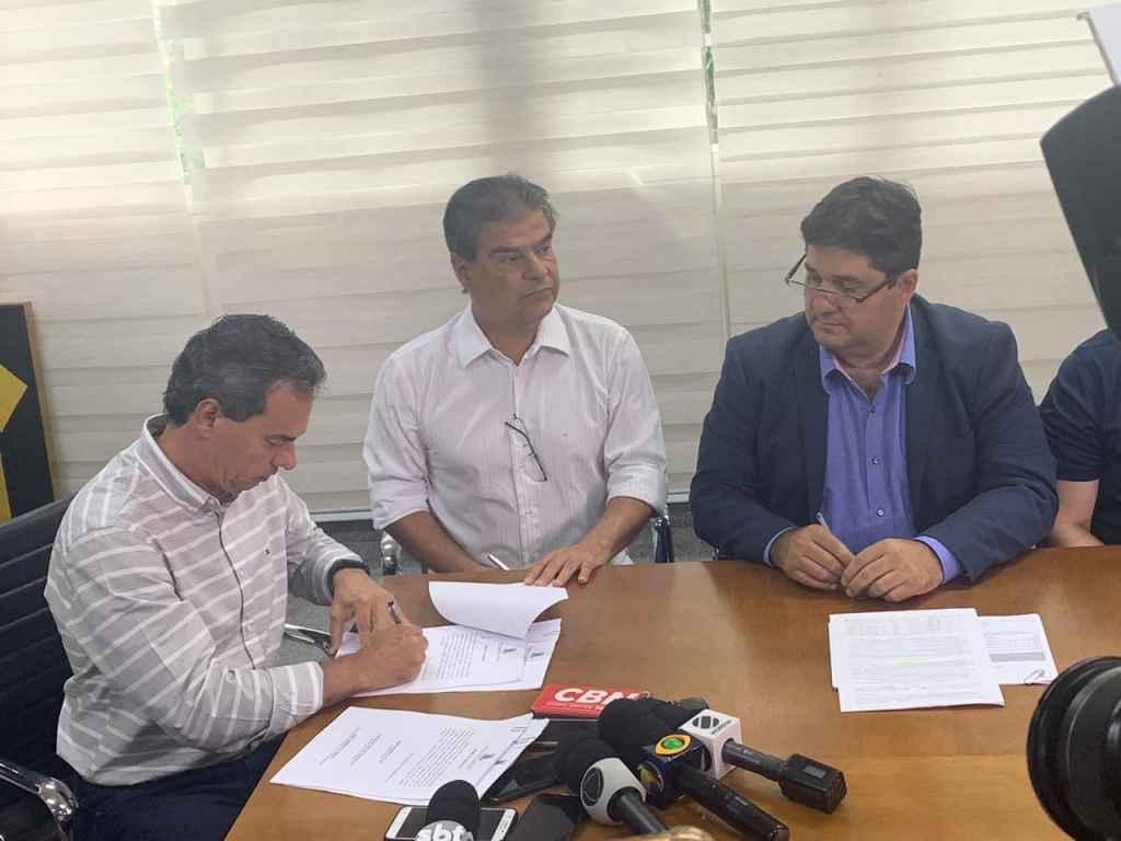 Prefeito Marquinhos Trad (PSD) assina convênio. Ao lado
