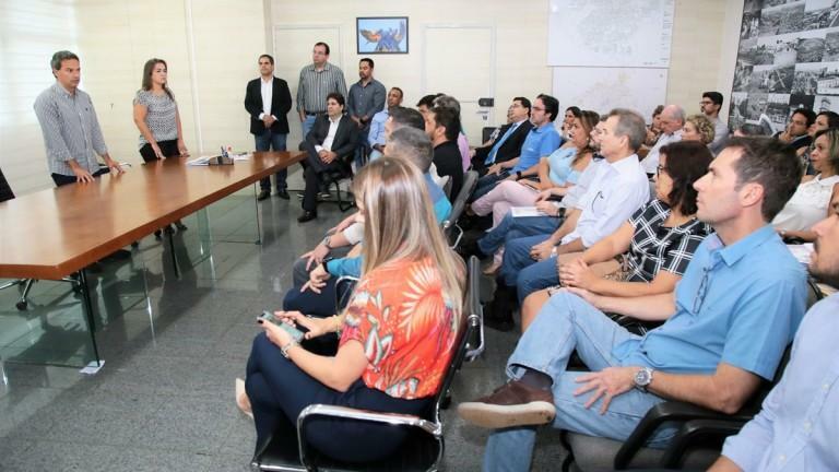 Prefeito Marquinhos Trad e vice-prefeita Adriane Lopes durante reunião com secretários. (Denilson Secreta