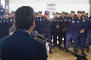 Prefeito de Campo Grande discursa para guardas municipais. (Marcos Ermínio