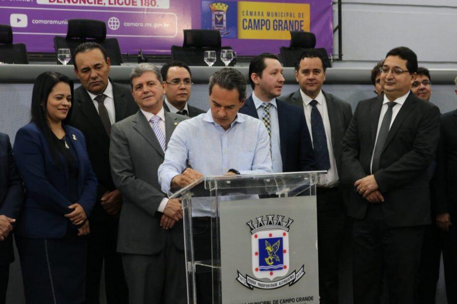 Prefeito Marquinhos Trad assina projeto sobre Plano de Cargos da Guarda Municipal. (Izaías Medeiros
