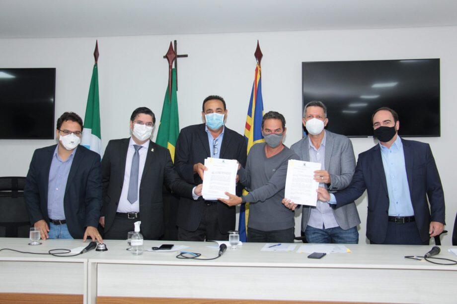 Prefeito e vereadores durante ato de entrega da reforma do Prodes