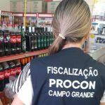 Fiscal durante fiscalização em Campo Grande. (Divulgação Procon