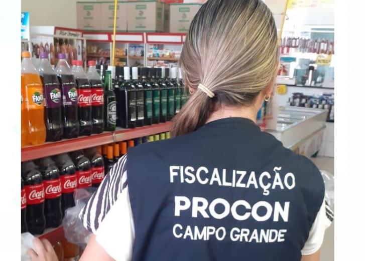 Fiscal durante fiscalização em Campo Grande. (Divulgação Procon
