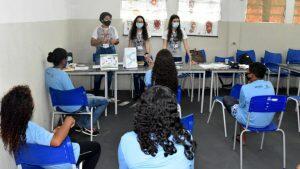 Meninas e meninos participam das palestras sobre a menstruação