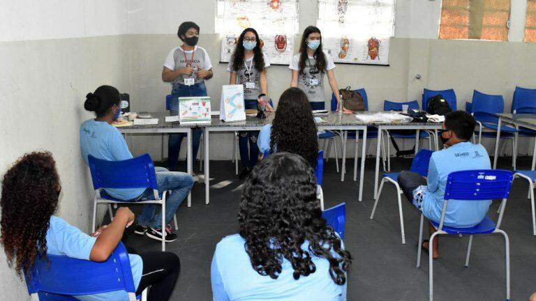 Meninas e meninos participam das palestras sobre a menstruação