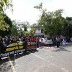 Servidores da Educação protestam no pátio da Secretaria no Parque dos Poderes. (Foto: Marcos Ermínio)