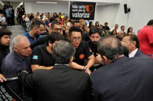 Manifestações de servidores na Assembleia Legislativa após anúncio do fim do abono; benefício acabou sendo prorrogado até o fim das negociações salariais. (ALMS)