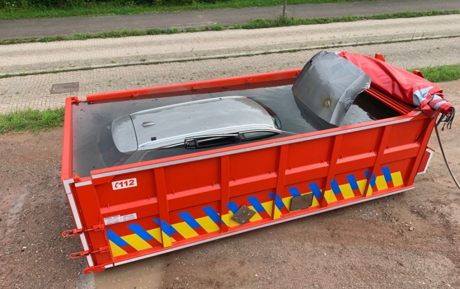 Carro elétrico passando por resfriamento imerso na água