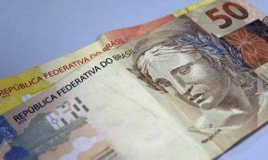 Taxas futuras de juros se ajustam em alta