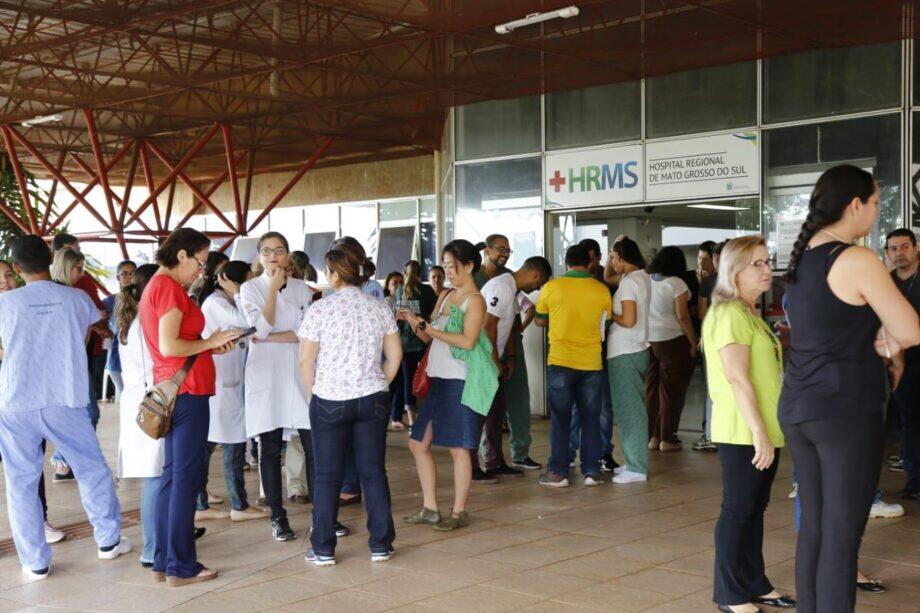 Servidores fazem paralisação por reajuste salarial do Hospital Regional (Foto: Marcos Ermínio/Midiamax)