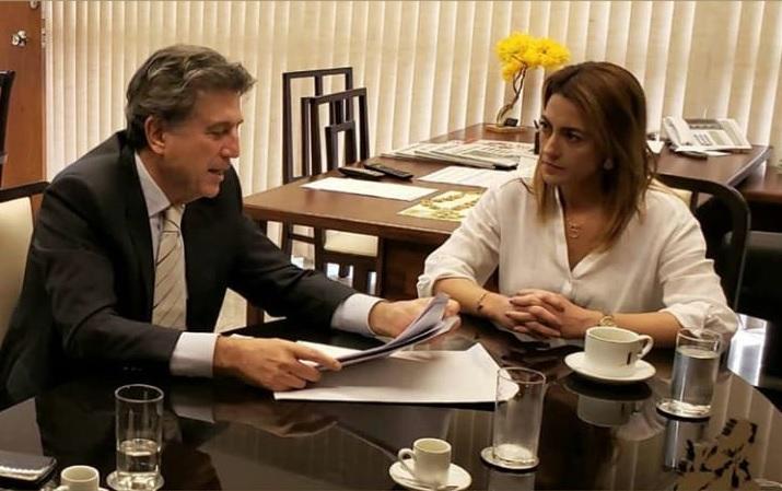 Governador reunido com a senadora