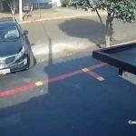 Câmeras registram momento em que carro é retirado da garagem pelos ladrões