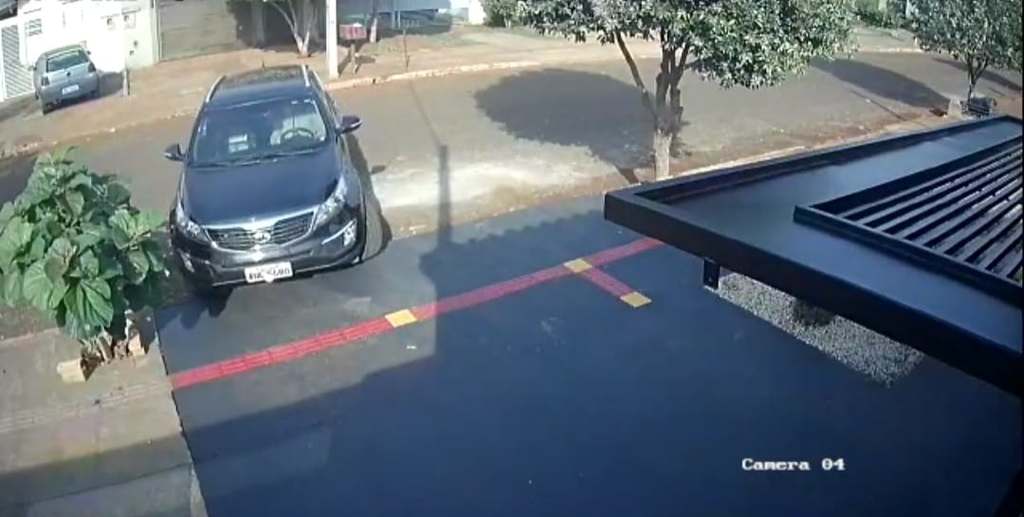 Câmeras registram momento em que carro é retirado da garagem pelos ladrões