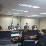 Membros da CCJ durante reunião extraordinária nesta quinta-feira (27). (Foto: Renata Volpe)