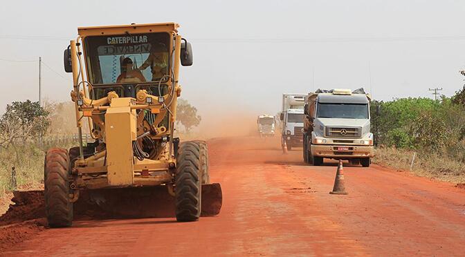 Empresa faz manutenção de rodovias não pavimentadas em Maracaju