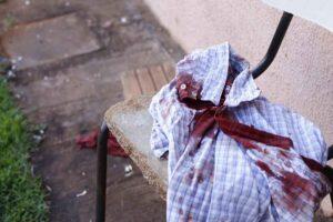 Camisa com vestígios de sangue da vítima. Foto: Leonardo de França