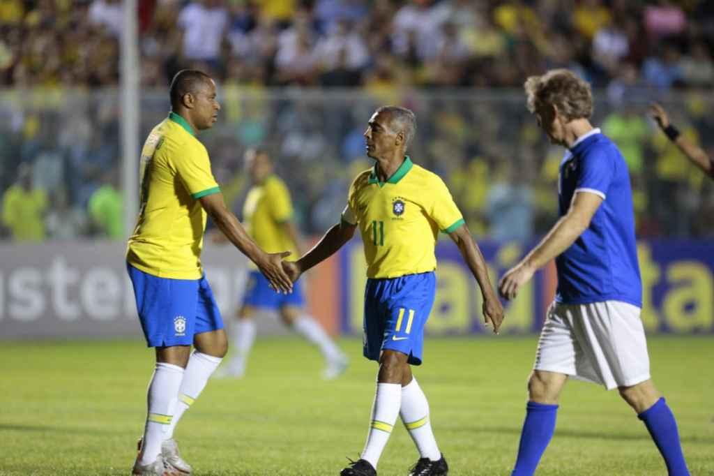 Romário ao centro (Foto: Júlio Caesar/O POVO)