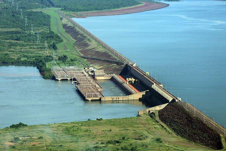 Barragem da Usina Hidrelétrica Ilha Solteira no rio Paraná na divisa entre Ilha Solteira (SP) e Selvíria (MS). (Foto: Divulgação/Agência Nacional de Águas)