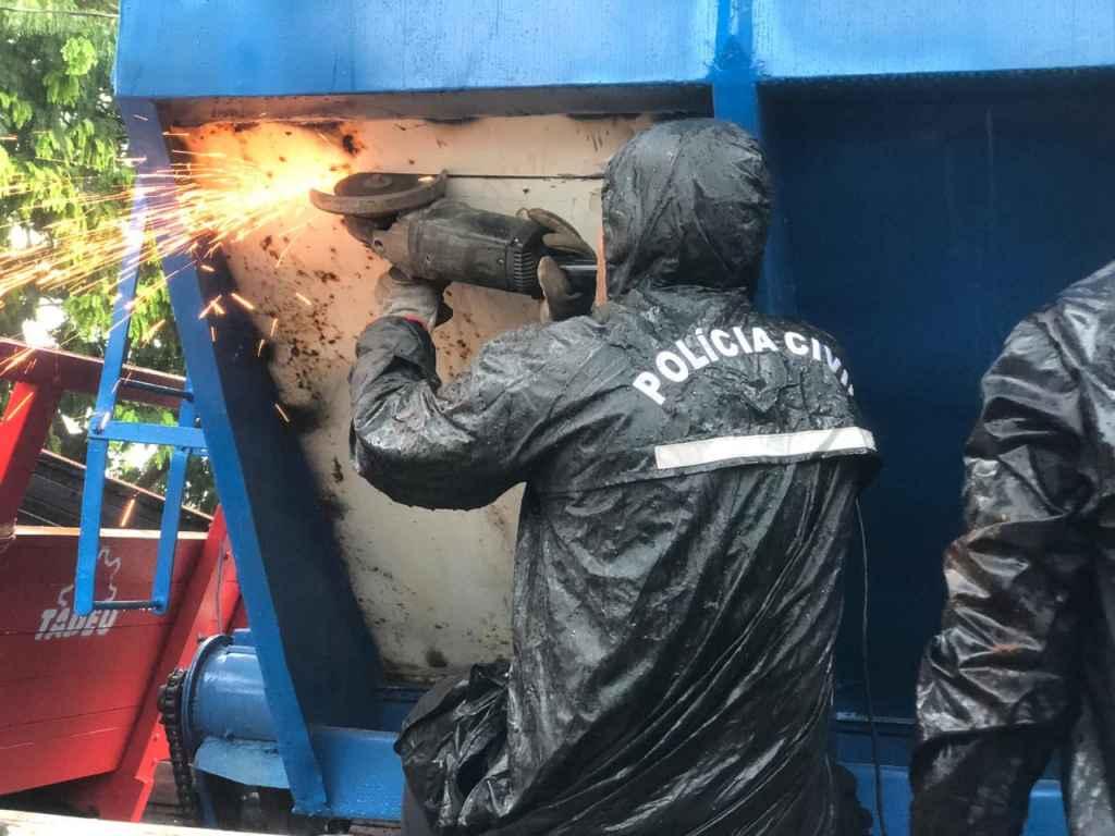 Policial abre lataria para retirar droga. Foto: Divulgação