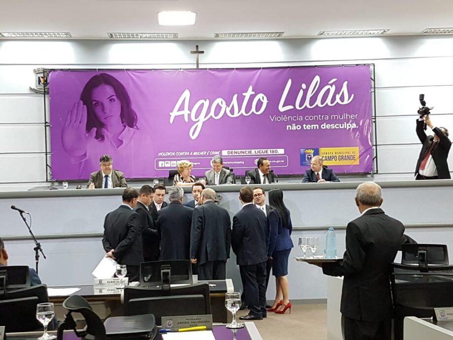 Vereadores analisam emendas do projeto que regulamenta aplicativos. (Richelieu Pereira