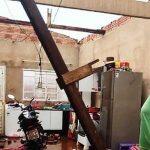 Vendaval destelhou casas e deixou rastro de destruição