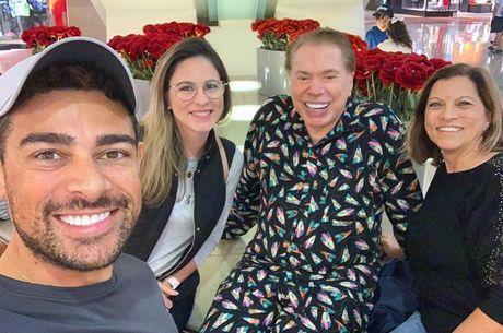 Silvio demonstra simpatia com fãs brasileiros. (Foto: Reprodução/Instagram)