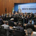 Coral da Assembleia se apresenta no início da sessão solene que homanegeou médicos de Mato Grosso do Sul