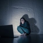De visitas indesejadas a envio de buquês, ‘stalkeadores’ têm feito 1 vítima por dia em MS