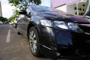 O carro foi apreendido (Foto: Henrique Arakaki