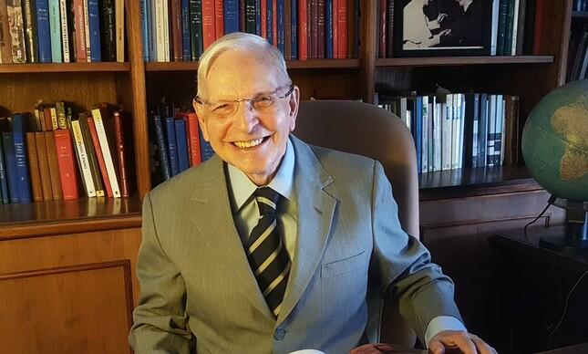 Ele ocupava a cadeira número 2 da ABL desde 1997