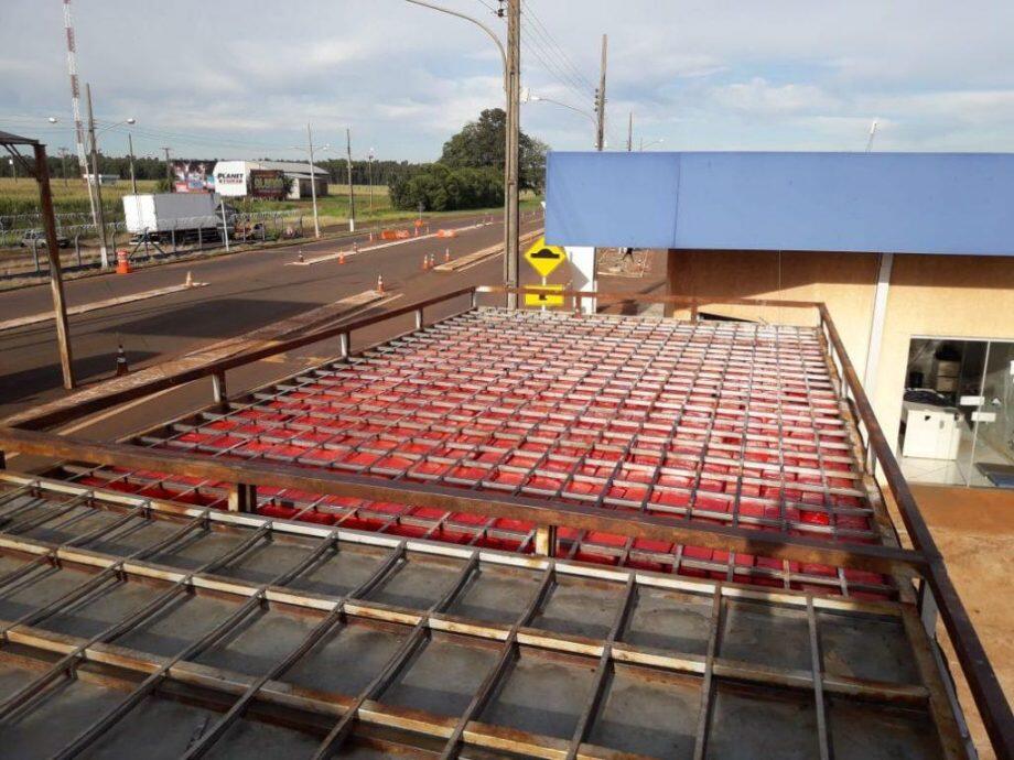 Droga estava escondida no teto de caminhão baú. Foto: Porã News